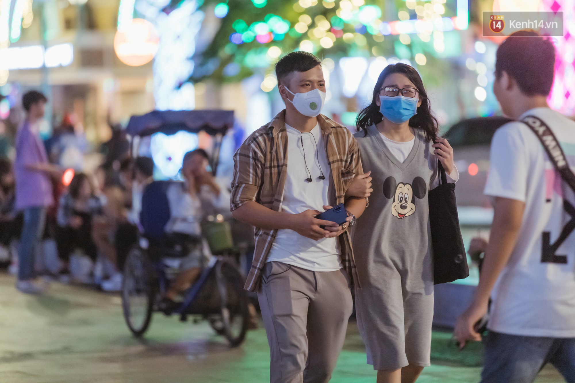 Chùm ảnh: Phố đi bộ Nguyễn Huệ vẫn đông kín người giữa những ngày tâm điểm dịch virus corona, một số người phớt lờ việc đeo khẩu trang phòng bệnh - Ảnh 11.