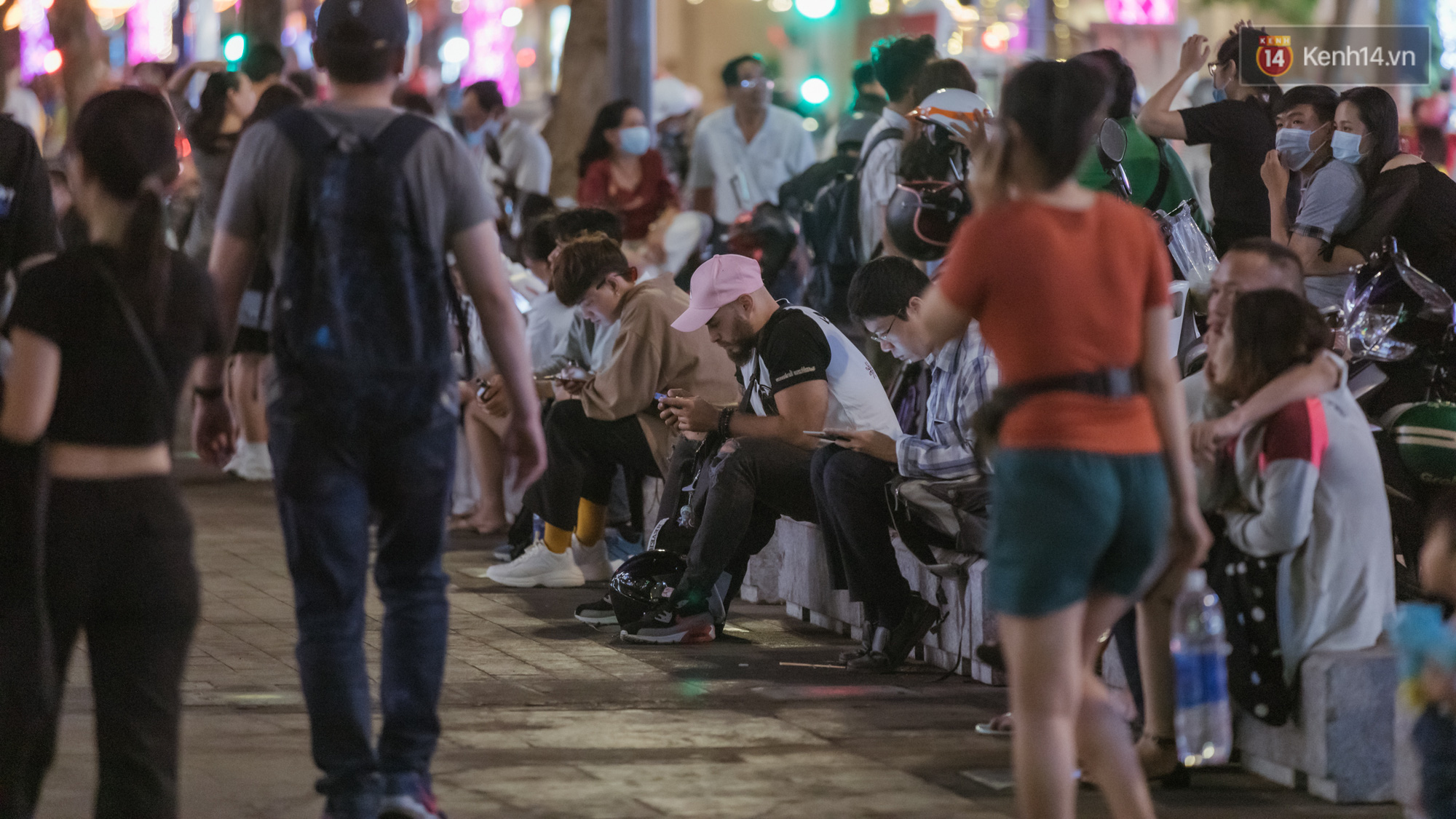 Chùm ảnh: Phố đi bộ Nguyễn Huệ vẫn đông kín người giữa những ngày tâm điểm dịch virus corona, một số người phớt lờ việc đeo khẩu trang phòng bệnh - Ảnh 4.