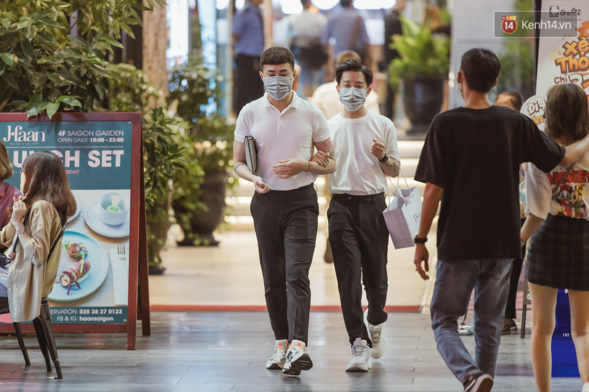 Chùm ảnh: Phố đi bộ Nguyễn Huệ vẫn đông kín người giữa những ngày tâm điểm dịch virus corona, một số người phớt lờ việc đeo khẩu trang phòng bệnh - Ảnh 9.