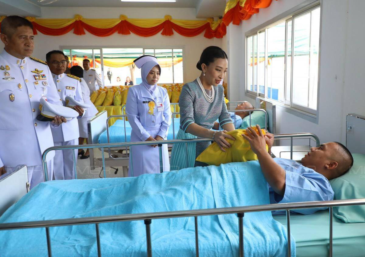 Hai nàng công chúa Thái Lan lại gây sốt với vẻ ngoài trái ngược nhau: Người sang chảnh quyến rũ, người thanh lịch khiêm nhường - Ảnh 9. Hai nàng công chúa Thái Lan lại gây sốt với vẻ ngoài trái ngược nhau: Người sang chảnh quyến rũ, người thanh lịch khiêm nhường - Ảnh 9.
