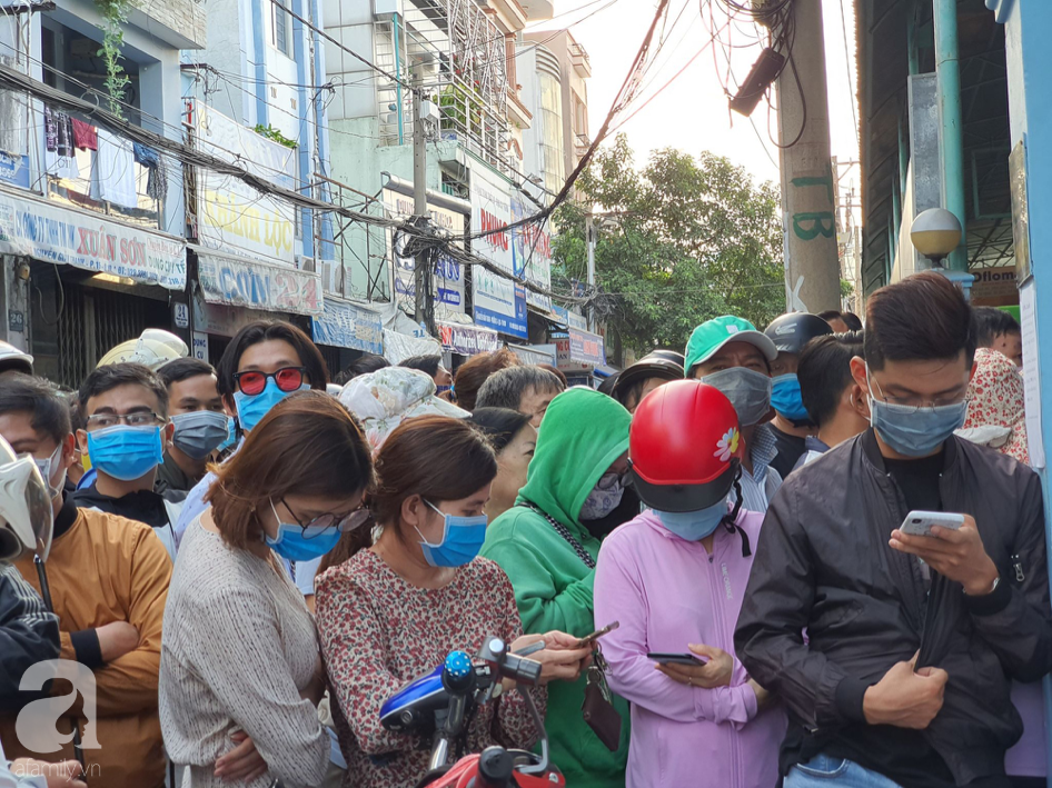 Hàng trăm người dân TP.HCM bỏ ngày chủ nhật xếp hàng dài từ sáng sớm chờ mua khẩu trang y tế - Ảnh 3.