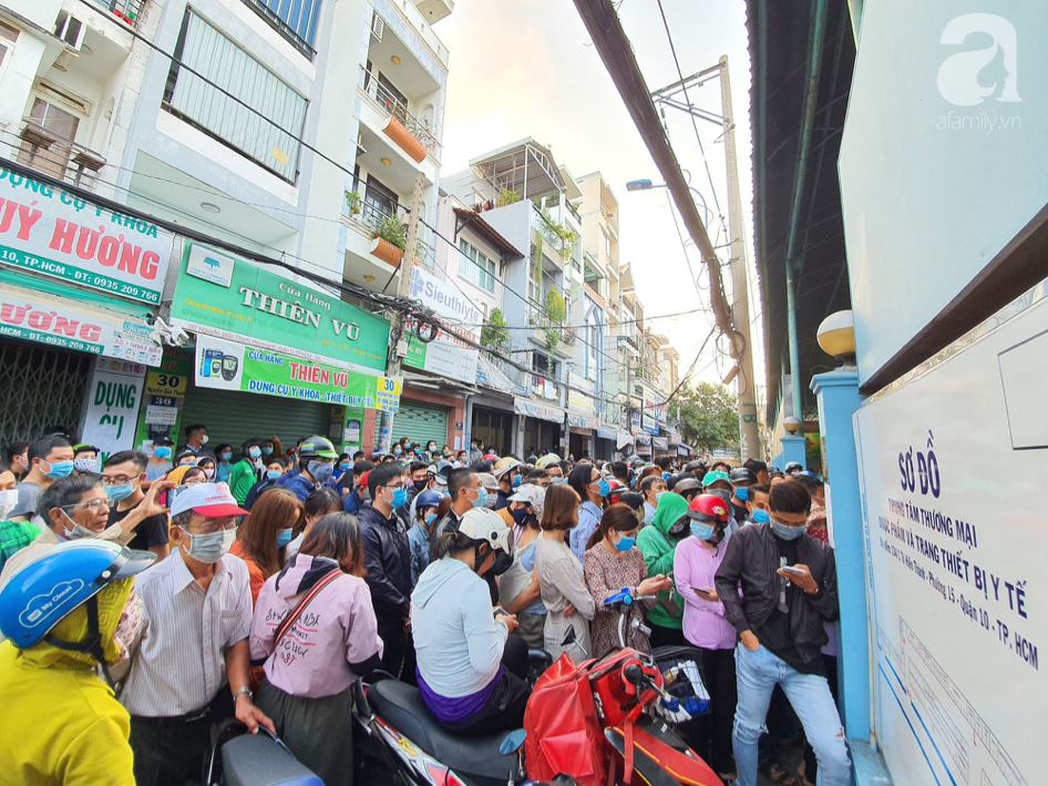 Hàng trăm người dân TP.HCM bỏ ngày chủ nhật xếp hàng dài từ sáng sớm chờ mua khẩu trang y tế - Ảnh 1.