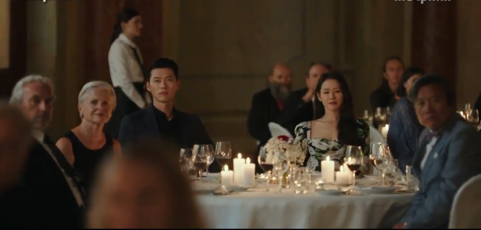 Dân mạng tá hỏa với hình ảnh hot mom Huyền Baby nắm tay Hyun Bin “Hạ cánh nơi anh”, hóa ra sự thật là thế này - Ảnh 2. Dân mạng tá hỏa với hình ảnh hot mom Huyền Baby nắm tay Hyun Bin “Hạ cánh nơi anh”, hóa ra sự thật là thế này - Ảnh 2.