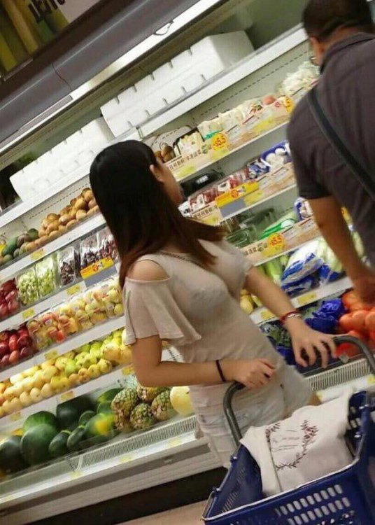 Ăn mặc gợi cảm đi siêu thị, cô nàng hot girl nhận cả rổ gạch đá từ phía cộng đồng mạng - Ảnh 1.