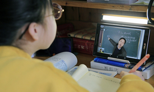 Được nghỉ học do virus rồi lại phải học online, học sinh Trung Quốc kéo đàn kéo đống vào rate 1 sao cho bõ tức - Ảnh 1.