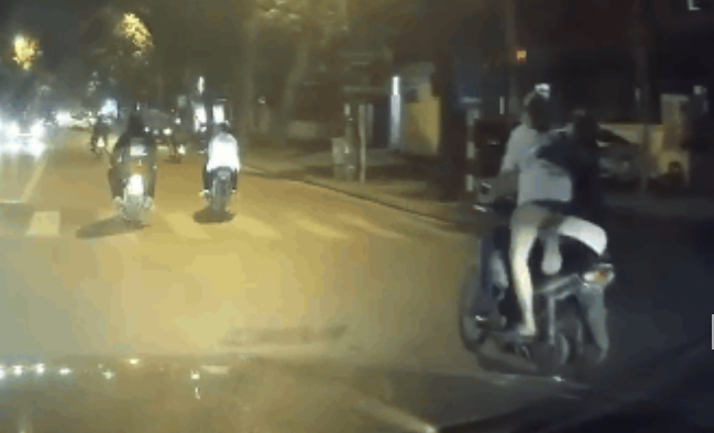 CLIP: Chở nhau trên xe máy không đội mũ bảo hiểm, màn đổi xế của 2 cô gái trẻ khiến tài xế đi sau phải bấm còi cảnh bảo liên tục - Ảnh 2.