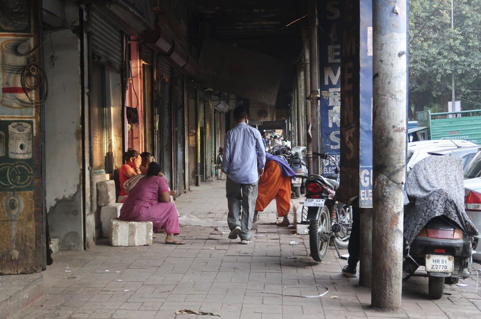 &quot;Cuộc sống của tôi còn tồi tệ hơn những con chó&quot; - phận đời cơ cực của những người phụ nữ sống lay lắt trên con phố mại dâm khét tiếng Ấn Độ - Ảnh 4.