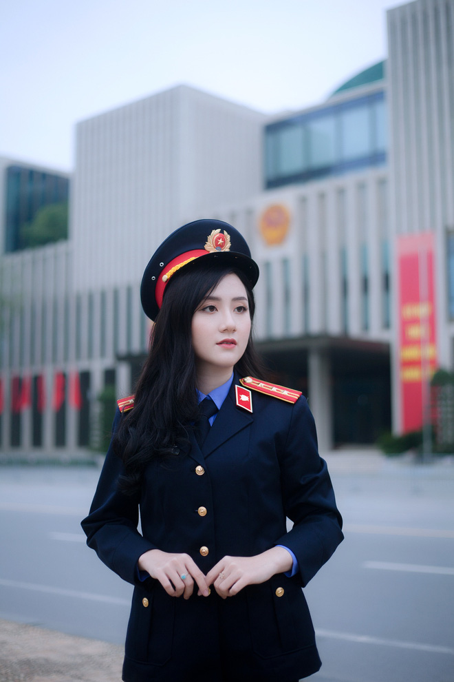 Nữ sinh ĐH Kiểm sát Hà Nội gây thương nhớ với bộ ảnh đồng phục ngành, nhìn phát yêu luôn - Ảnh 1.