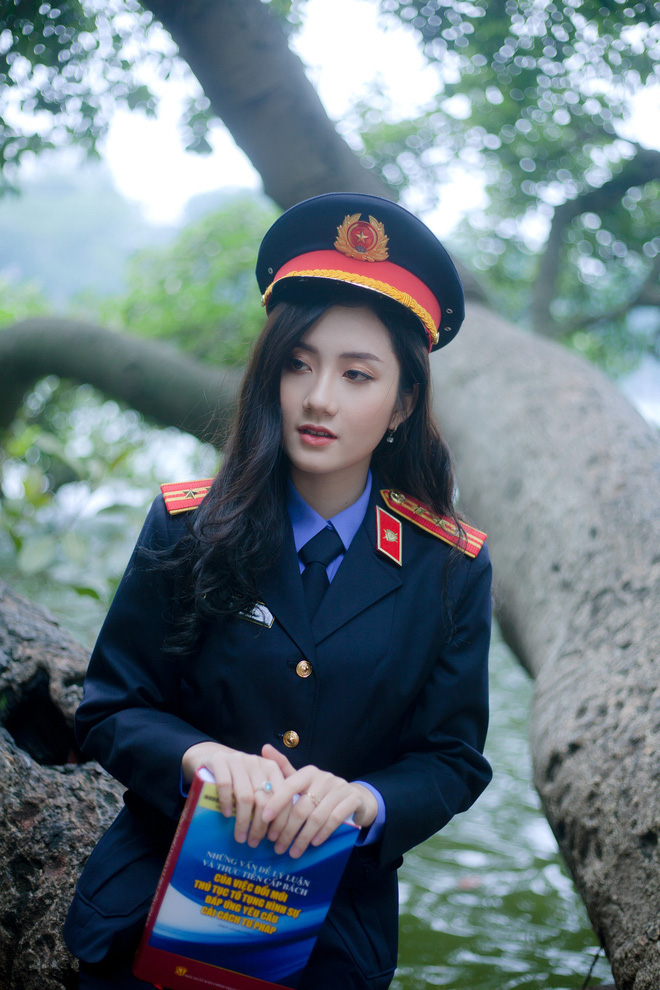  Nữ sinh ĐH Kiểm sát Hà Nội gây thương nhớ với bộ ảnh đồng phục ngành, nhìn phát yêu luôn - Ảnh 2.