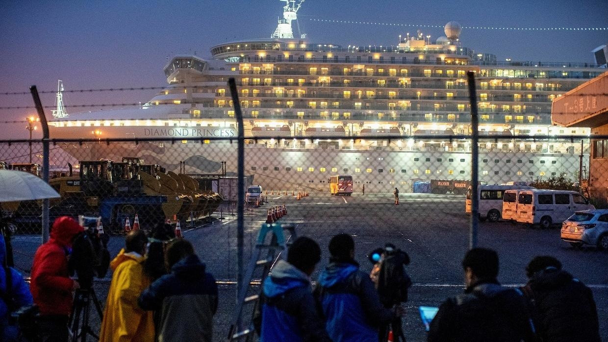 Du thuyền bị cách ly ở Nhật chuẩn bị "thả" gần 3000 người sau 14 ngày cô lập với những lưu ý đặc biệt - Ảnh 1.