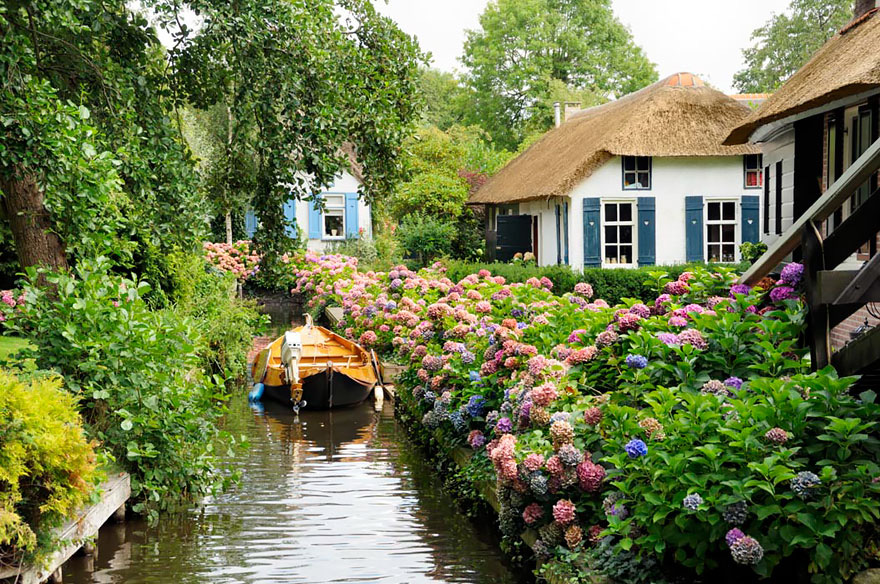 Thị trấn &quot;cổ tích&quot; Giethoorn ở Hà Lan: Hơn 7 thế kỷ không có đường bộ mà phải chèo thuyền - Ảnh 1.