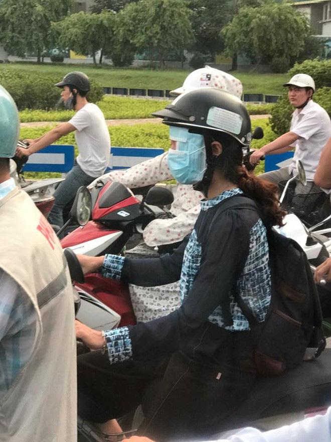 Người phụ nữ đi xe máy bịt kín như Ninja, nhưng chiếc áo mặc ngược cùng chiếc mũ bảo hiểm kì lạ mới khiến người đi đường choáng - Ảnh 5.