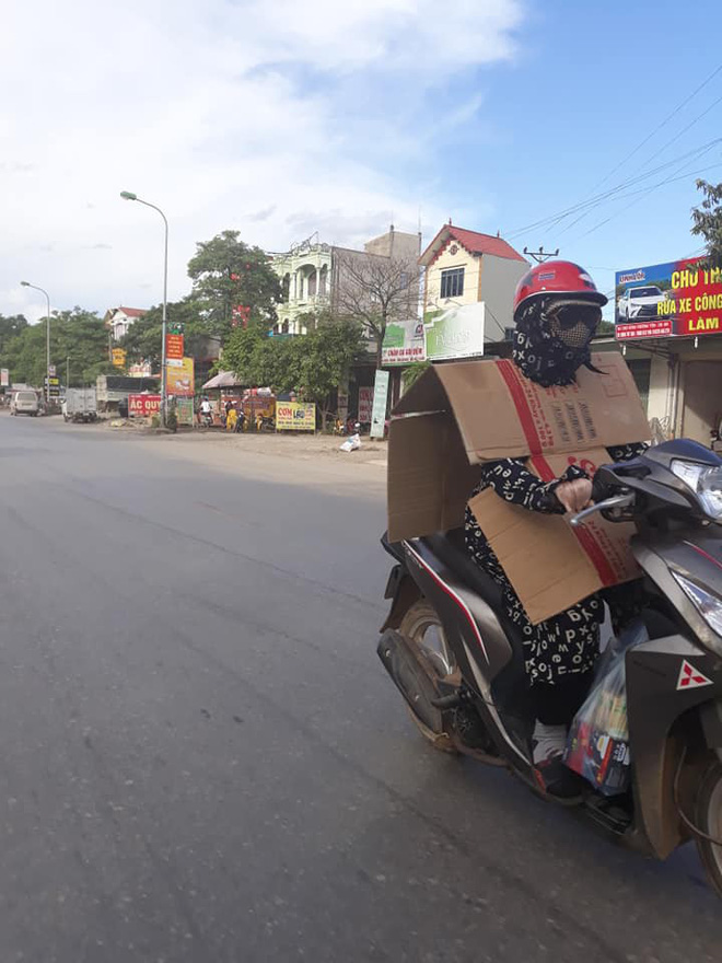 Người phụ nữ đi xe máy bịt kín như Ninja, nhưng chiếc áo mặc ngược cùng chiếc mũ bảo hiểm kì lạ mới khiến người đi đường choáng - Ảnh 4.