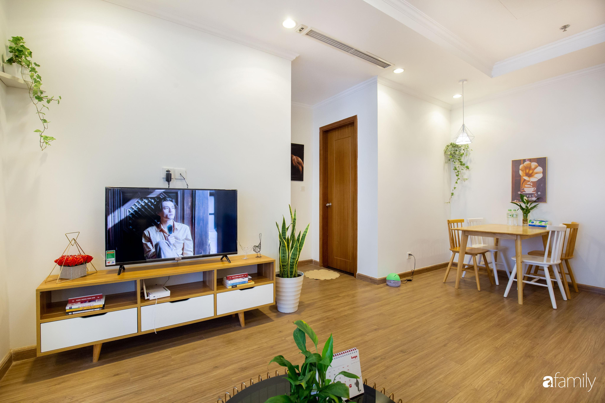 Thiết kế đơn giản với nội thất tiện nghi, căn hộ 53m2 trên tầng cao khiến nhiều người ao ước sở hữu ở Hà Nội - Ảnh 1. Thiết kế đơn giản với nội thất tiện nghi, căn hộ 53m2 trên tầng cao khiến nhiều người ao ước sở hữu ở Hà Nội - Ảnh 1.