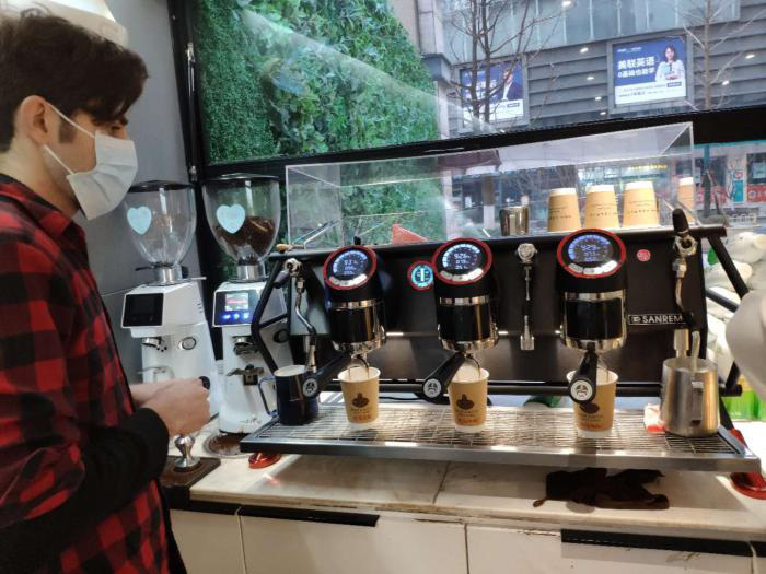 Tiệm cà phê duy nhất hoạt động ở tâm dịch Vũ Hán và ý nghĩa đằng sau những ly cà phê thấm đẫm tình người - Ảnh 3.