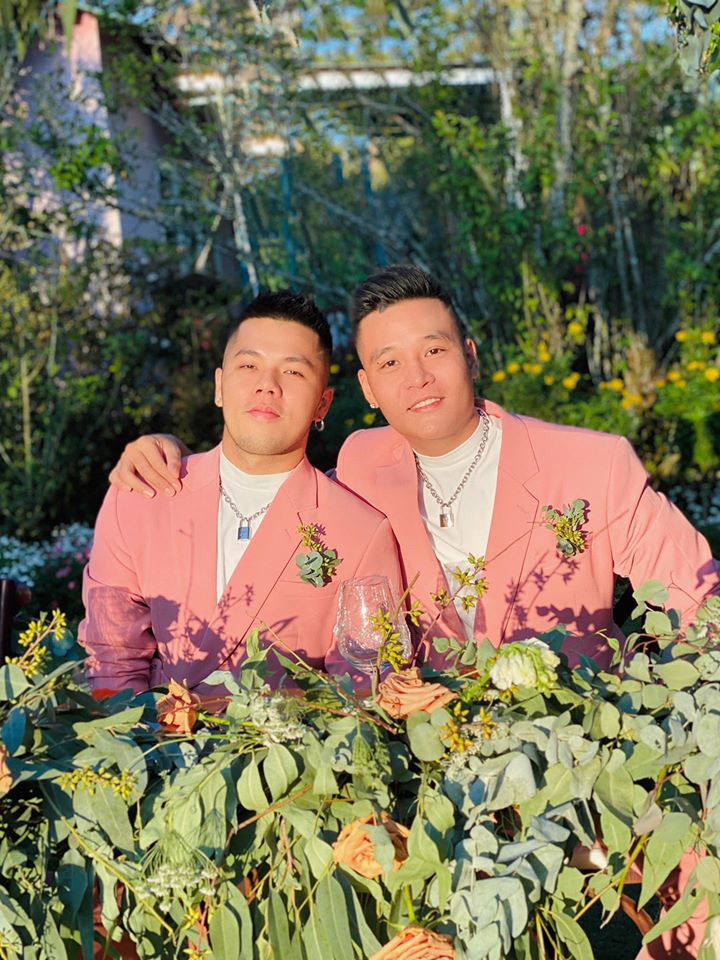 Cặp đôi đồng giới &quot;gây sốt&quot; với màn cầu hôn cực ngọt ngào ngay trong đám cưới Tóc Tiên - Hoàng Touliver - Ảnh 3.