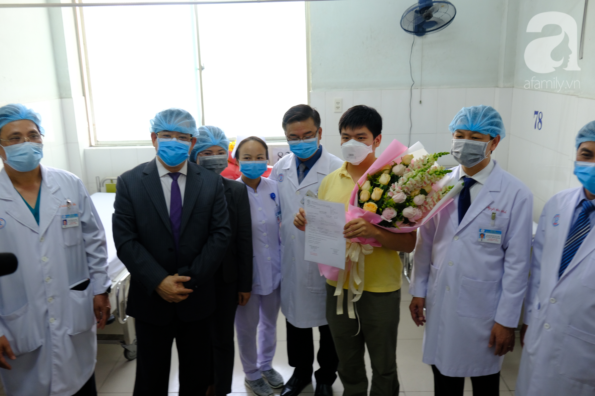 Xúc động bức thư cha con người Trung Quốc nhiễm Covid-19 được chữa khỏi bệnh gửi đến bác sĩ Bệnh viện Chợ Rẫy - Ảnh 6.