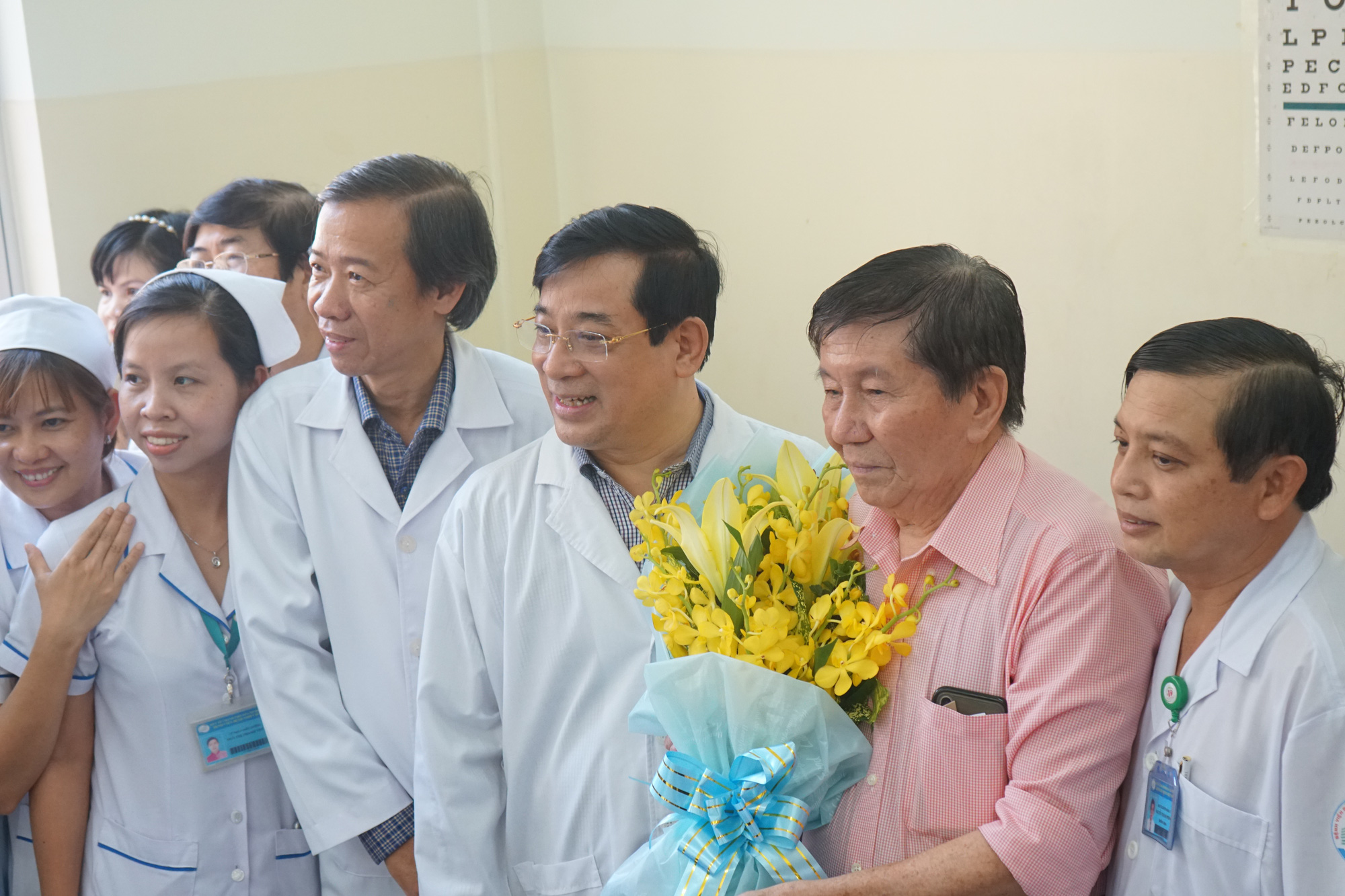 Bệnh nhân thứ 3 nhiễm corona ở Sài Gòn được chữa khỏi: Tôi từ chỗ chết trở về - Ảnh 4. Bệnh nhân thứ 3 nhiễm corona ở Sài Gòn được chữa khỏi: Tôi từ chỗ chết trở về - Ảnh 4.