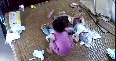 Chị gái mới 2 tuổi làm em trai 2 tháng ngã khóc, người mẹ tức giận đến mức tát con gái nhưng xem xong camera cô lại chỉ biết bật khóc xin lỗi con  - Ảnh 3.