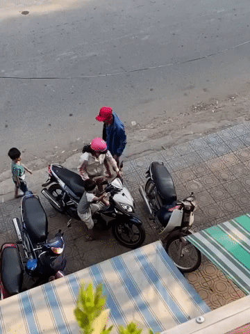 Clip: Chồng nắm tóc đạp ngã vợ trước mặt con nhỏ, 2 đứa trẻ hốt hoảng né tránh khiến nhiều người xót xa - Ảnh 2. Clip: Chồng nắm tóc đạp ngã vợ trước mặt con nhỏ, 2 đứa trẻ hốt hoảng né tránh khiến nhiều người xót xa - Ảnh 2.