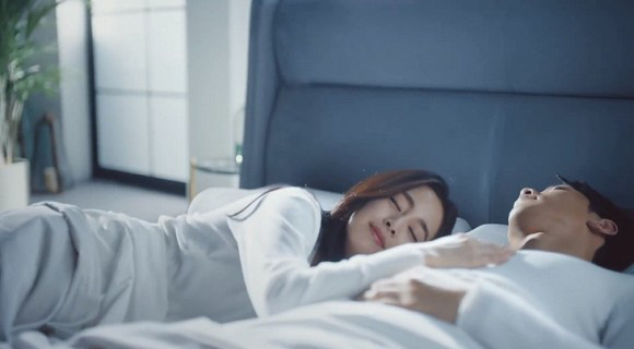 Sau 3 năm kết hôn, vợ chồng Kim Tae Hee và Bi Rain lần đầu khiến dân tình phát sốt với &quot;cảnh giường chiếu&quot; - Ảnh 5.