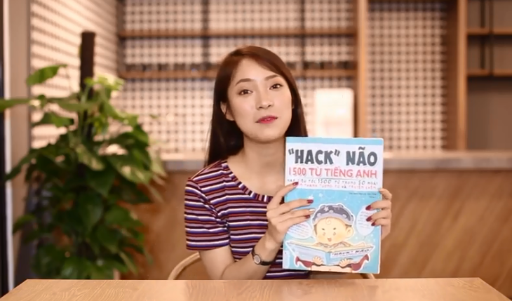 Bức xúc trước sách Tiếng Anh dạy học vẹt, minh họa bằng hình ảnh trẻ hút thuốc lào, con thản nhiên xúc phạm mẹ - Ảnh 7. Bức xúc trước sách Tiếng Anh dạy học vẹt, minh họa bằng hình ảnh trẻ hút thuốc lào, con thản nhiên xúc phạm mẹ - Ảnh 7.