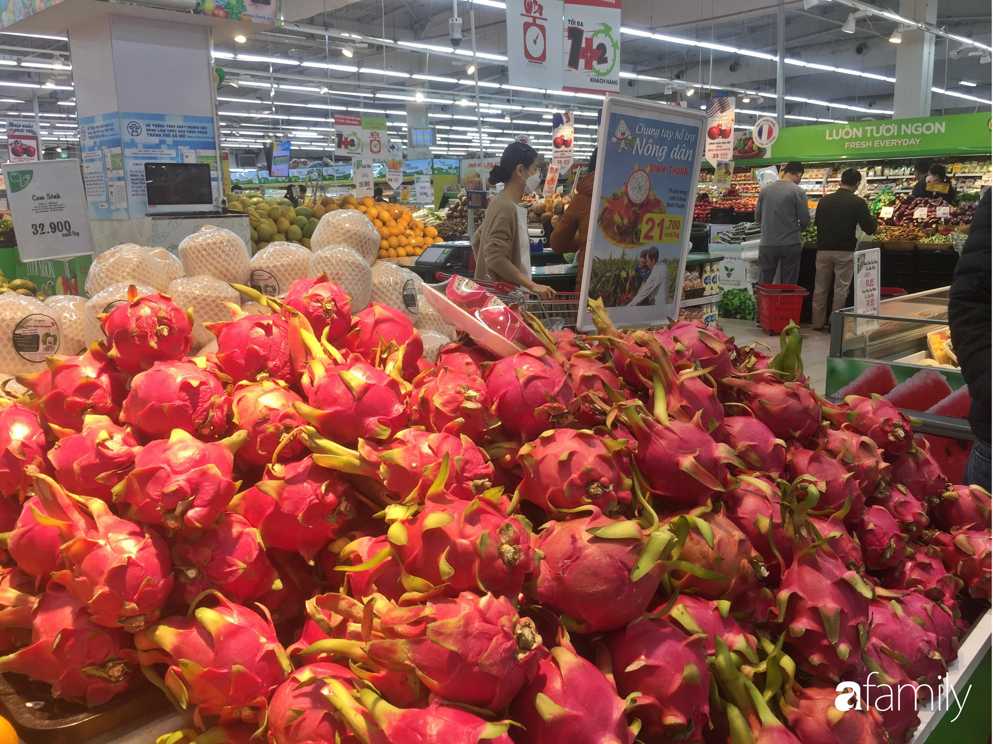 Giá hoa quả trong siêu thị rẻ gấp 3 lần so với thời điểm trước Tết, dưa hấu còn 6.700 đồng/kg - Ảnh 3. Giá hoa quả trong siêu thị rẻ gấp 3 lần so với thời điểm trước Tết, dưa hấu còn 6.700 đồng/kg - Ảnh 3.