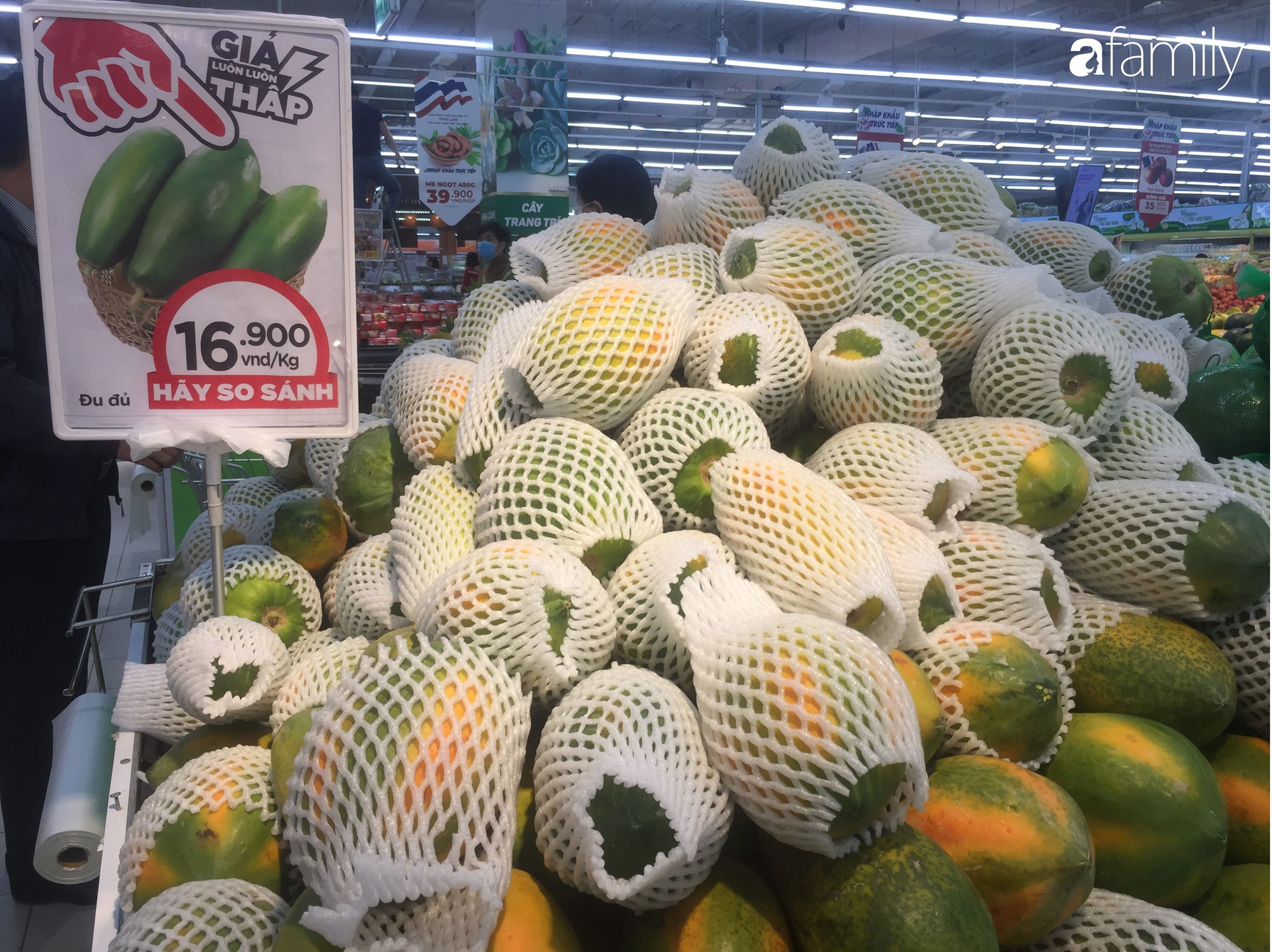 Giá hoa quả trong siêu thị rẻ gấp 3 lần so với thời điểm trước Tết, dưa hấu còn 6.700 đồng/kg - Ảnh 7. Giá hoa quả trong siêu thị rẻ gấp 3 lần so với thời điểm trước Tết, dưa hấu còn 6.700 đồng/kg - Ảnh 7.