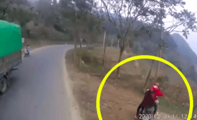 CLIP: 2 người phụ nữ cố vượt trên đường đèo, suýt đấu đầu xe tải nhưng hành động sau đó của người cầm lái mới gây thót tim - Ảnh 2. CLIP: 2 người phụ nữ cố vượt trên đường đèo, suýt đấu đầu xe tải nhưng hành động sau đó của người cầm lái mới gây thót tim - Ảnh 2.