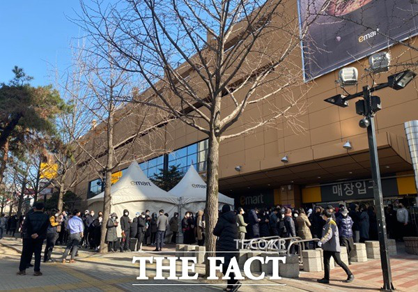 Chuỗi siêu thị lớn ở Daegu bán giảm giá hơn 1 triệu chiếc khẩu trang, người dân nơi đây xếp hàng dài “rồng rắn” từ sáng sớm để mua - Ảnh 5.