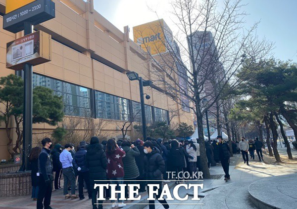 Chuỗi siêu thị lớn ở Daegu bán giảm giá hơn 1 triệu chiếc khẩu trang, người dân nơi đây xếp hàng dài “rồng rắn” từ sáng sớm để mua - Ảnh 4.