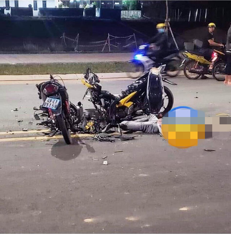 2 chiếc xe máy nát bét sau va chạm trên phố Sài Gòn khiến mạng xã hội sáng thứ Hai xôn xao  - Ảnh 4.