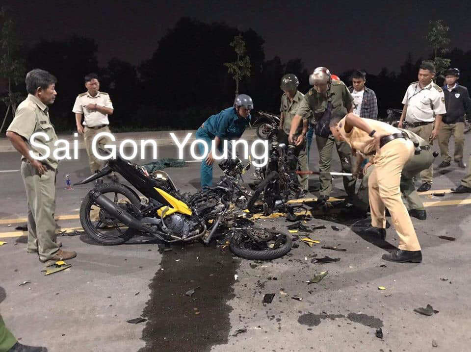 2 chiếc xe máy nát bét sau va chạm trên phố Sài Gòn khiến mạng xã hội sáng thứ Hai xôn xao  - Ảnh 1.
