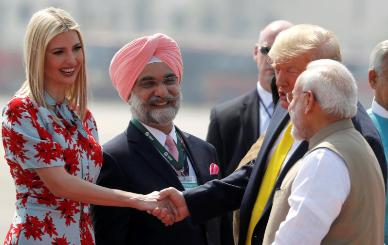 (Ảnh) Choáng váng với màn đón chào của hơn 100.000 nghìn người Ấn Độ dành cho Tổng thống Trump - Ảnh 2.