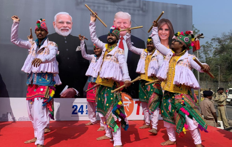(Ảnh) Choáng váng với màn đón chào của hơn 100.000 nghìn người Ấn Độ dành cho Tổng thống Trump - Ảnh 3.