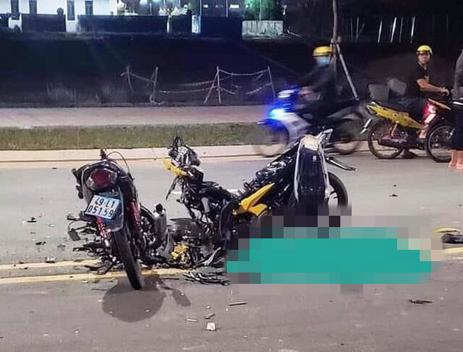 2 chiếc xe máy nát bét sau va chạm trên phố Sài Gòn khiến mạng xã hội sáng thứ Hai xôn xao  - Ảnh 2.