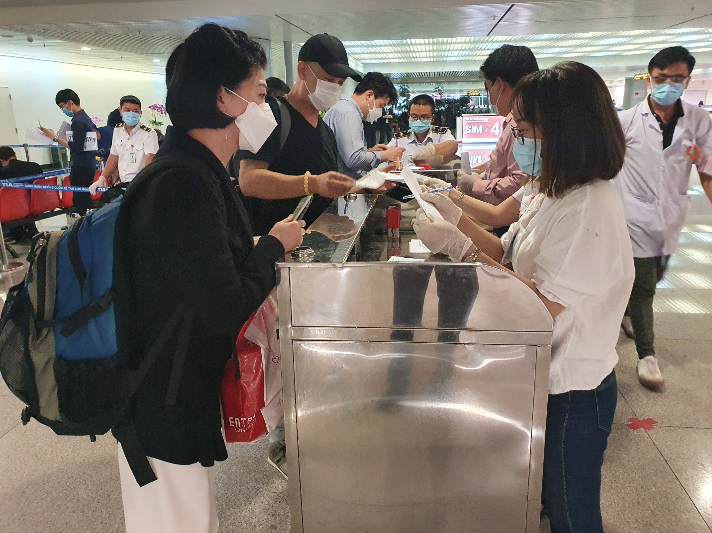 TP.HCM kiểm tra 575 hành khách trên 5 chuyến bay, phát hiện 3 người Hàn Quốc từ vùng dịch Daegu - Ảnh 1.