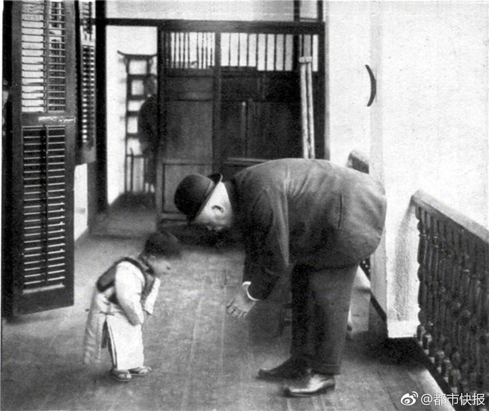 Khoảnh khắc ấm áp bé trai 3 tuổi cúi người cảm ơn y tá đã chăm sóc mình khiến dân mạng liên tưởng đến bức ảnh tương tự hơn 100 năm trước - Ảnh 2.