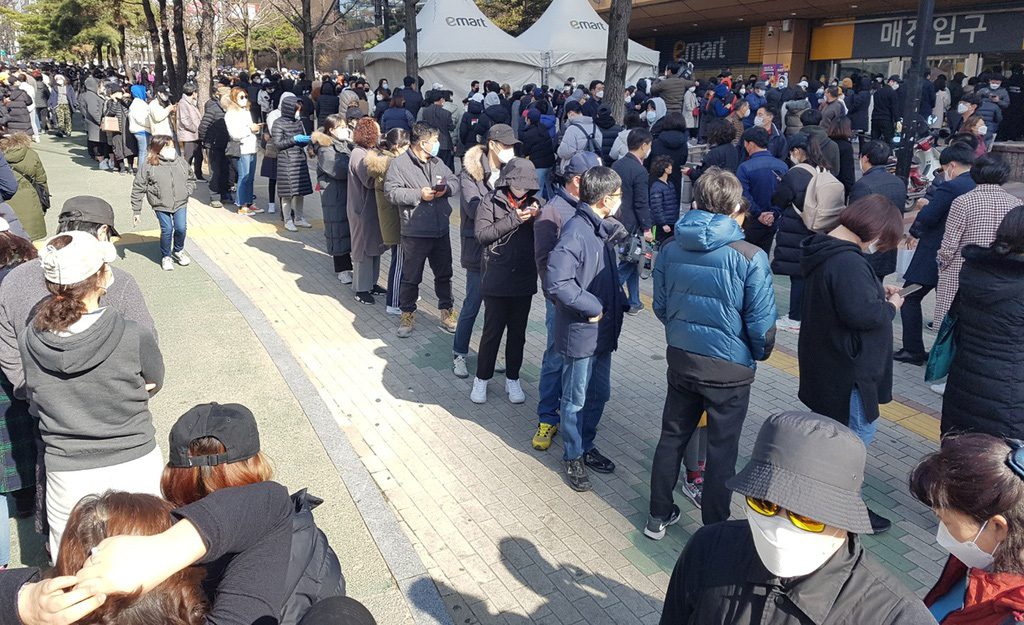 24h qua ảnh: Người dân Hàn Quốc xếp hàng dài mua khẩu trang - Ảnh 3.