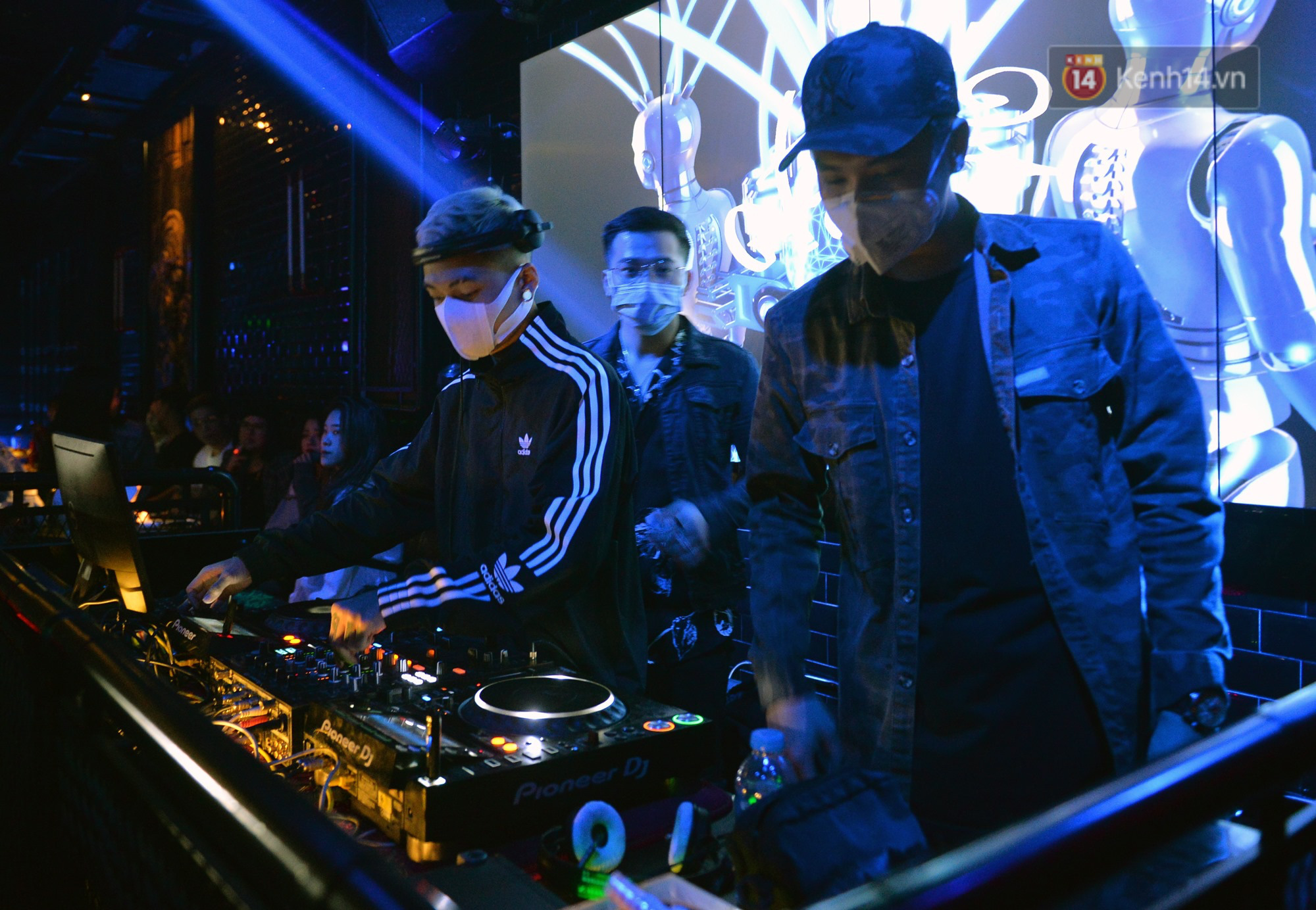 DJ và nhân viên các quán bar, karaoke được khuyến cáo đeo khẩu trang, thực hiện các biện pháp phòng dịch Covid-19 - Ảnh 6.