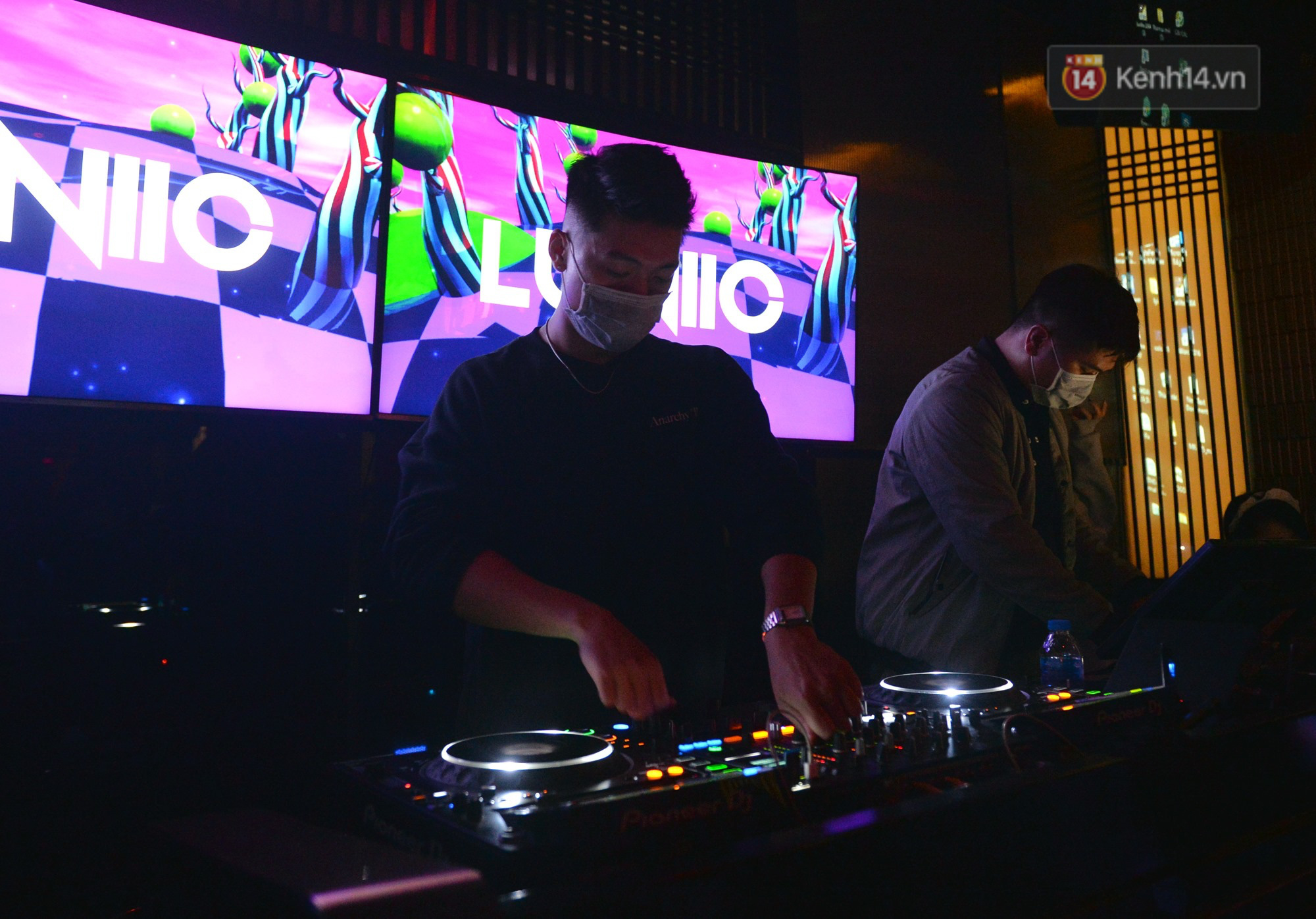 DJ và nhân viên các quán bar, karaoke được khuyến cáo đeo khẩu trang, thực hiện các biện pháp phòng dịch Covid-19 - Ảnh 7.