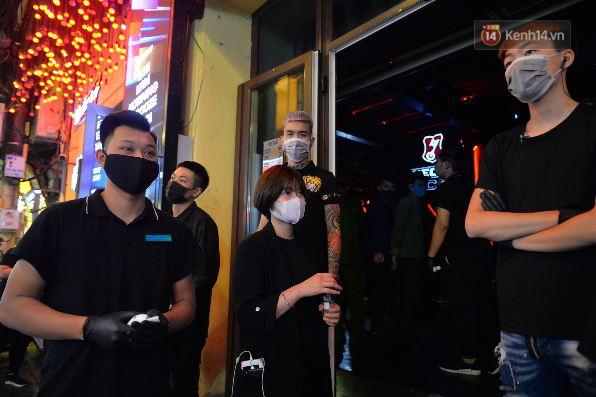 DJ và nhân viên các quán bar, karaoke được khuyến cáo đeo khẩu trang, thực hiện các biện pháp phòng dịch Covid-19 - Ảnh 3.