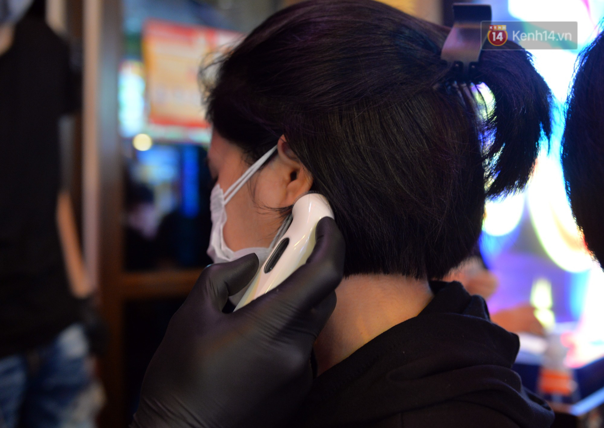 DJ và nhân viên các quán bar, karaoke được khuyến cáo đeo khẩu trang, thực hiện các biện pháp phòng dịch Covid-19 - Ảnh 9.