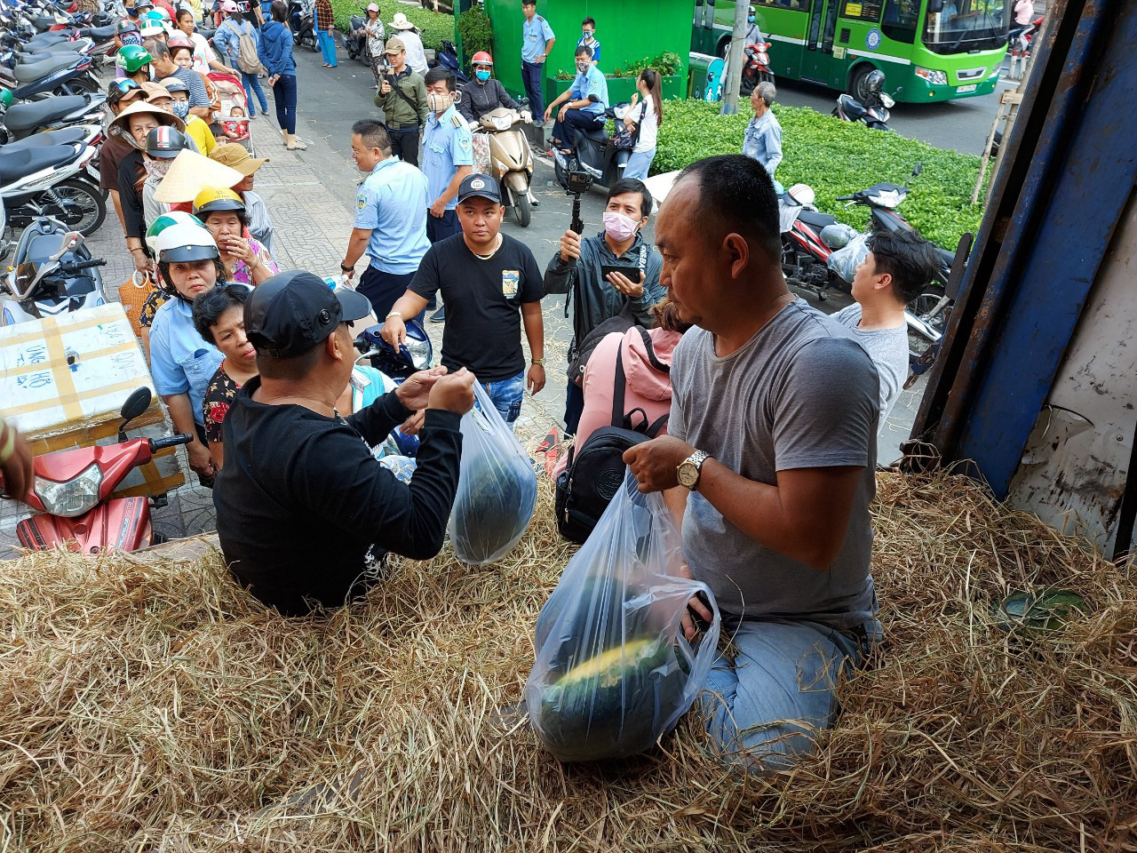 Giải cứu nông sản: Người dân Sài Gòn háo hức nhận dưa hấu miễn phí bằng lời cảm ơn - Ảnh 8.