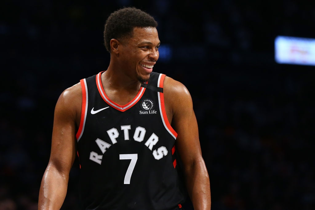 Kyle Lowry cùng tuyệt chiêu &quot;chui người qua háng&quot; trong ngày Raptors thất thủ trước Bucks tại sân nhà - Ảnh 1.