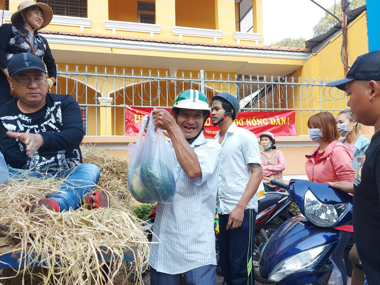 Giải cứu nông sản: Người dân Sài Gòn háo hức nhận dưa hấu miễn phí bằng lời cảm ơn - Ảnh 6.