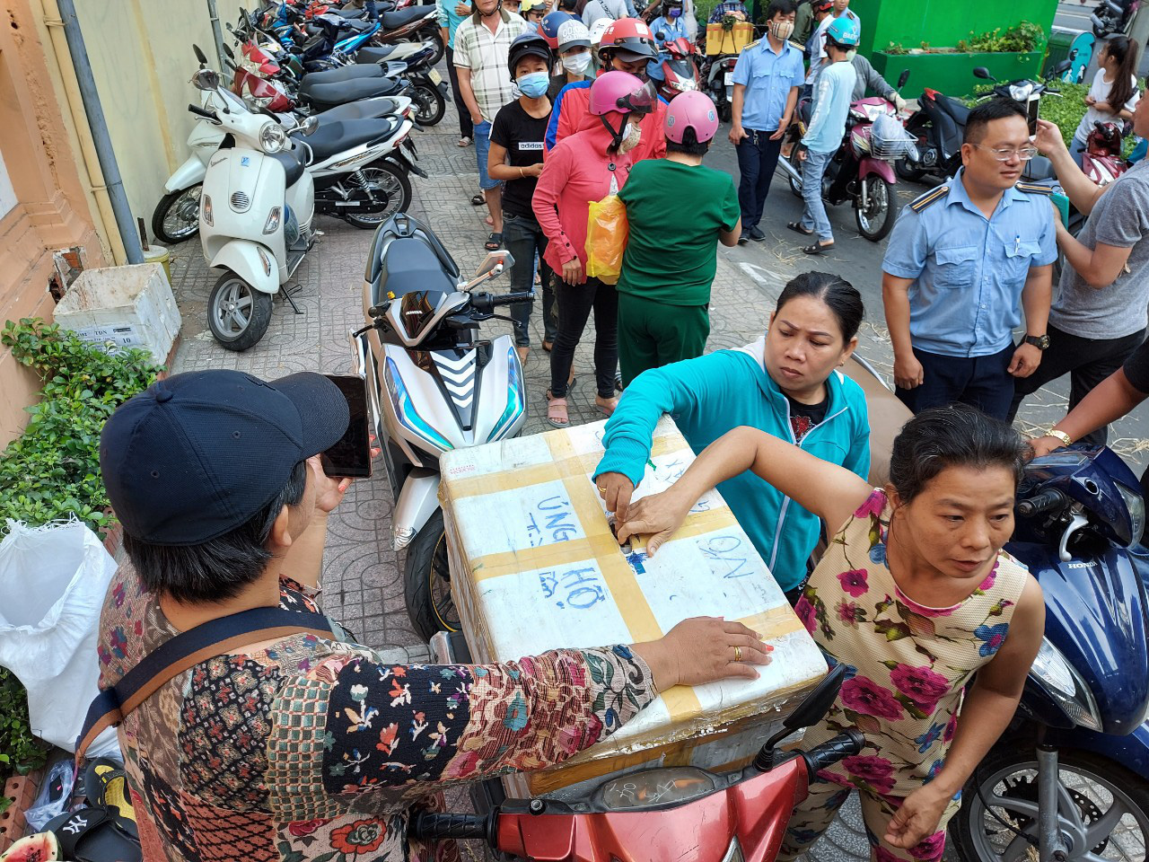Giải cứu nông sản: Người dân Sài Gòn háo hức nhận dưa hấu miễn phí bằng lời cảm ơn - Ảnh 9.