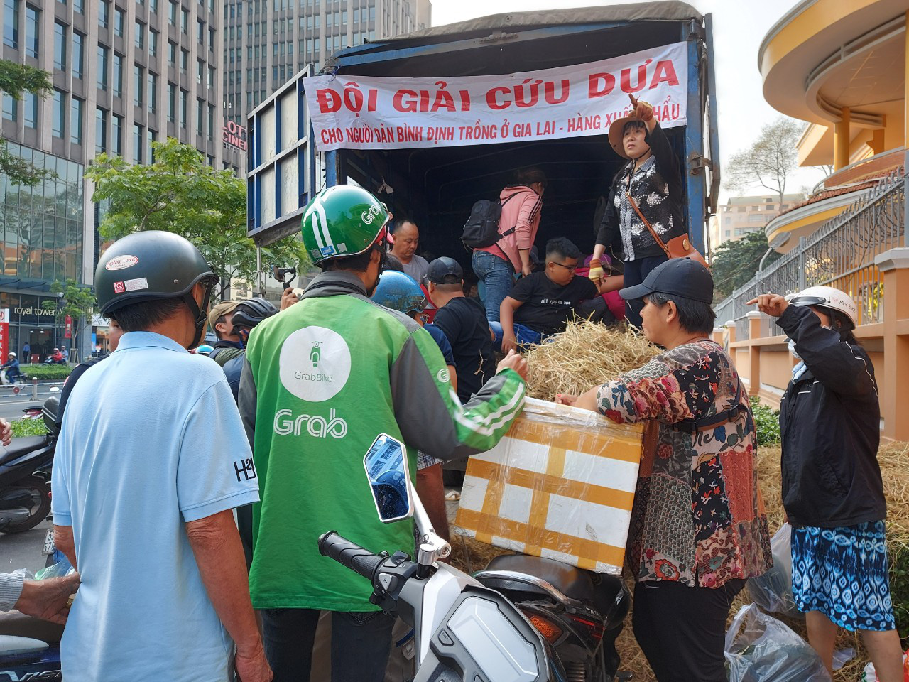 Giải cứu nông sản: Người dân Sài Gòn háo hức nhận dưa hấu miễn phí bằng lời cảm ơn - Ảnh 4.