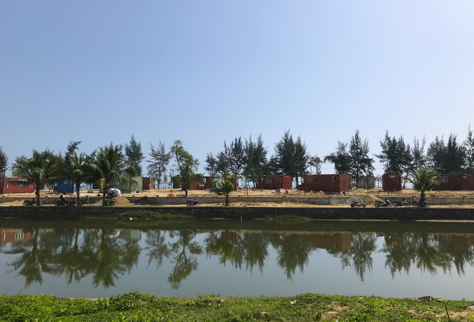 Cận cảnh cả trăm nhà bằng container trái phép trong rừng phòng hộ ven biển Xuân Thành - Ảnh 3.