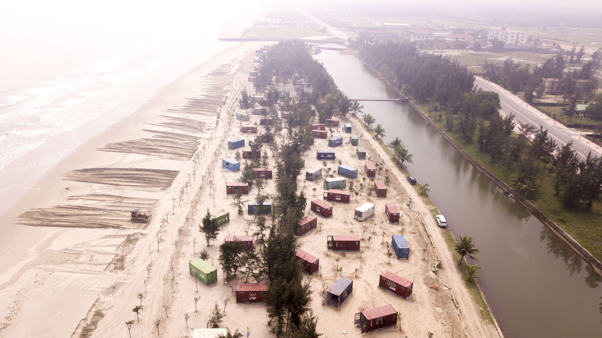 Cận cảnh cả trăm nhà bằng container trái phép trong rừng phòng hộ ven biển Xuân Thành - Ảnh 1.